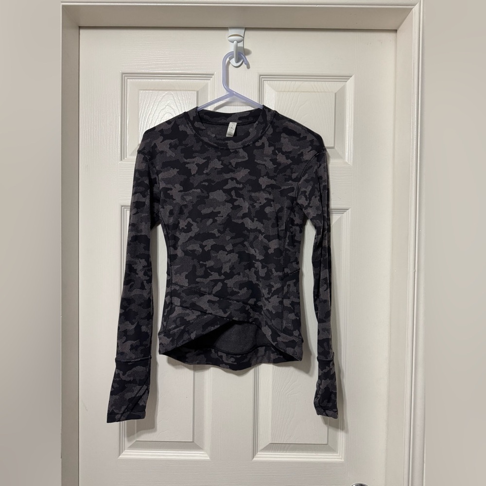 Lululemon close to crossing long sleeve size 4 euc